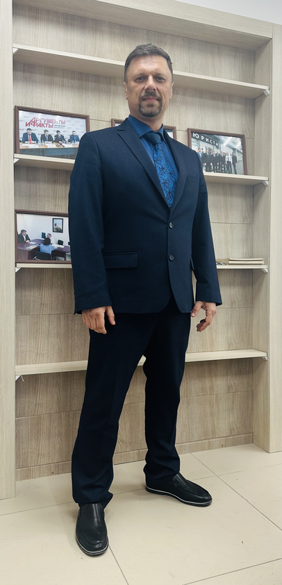 Адвокат Благарь П.А. встречает клиента в кабинете в Челябинске